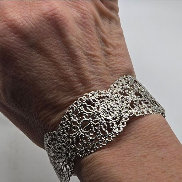 "5/$25" Ornate Lace Filigree Silvertone Cuff Bracelet Sz Average To Large - Picture 4 of 8